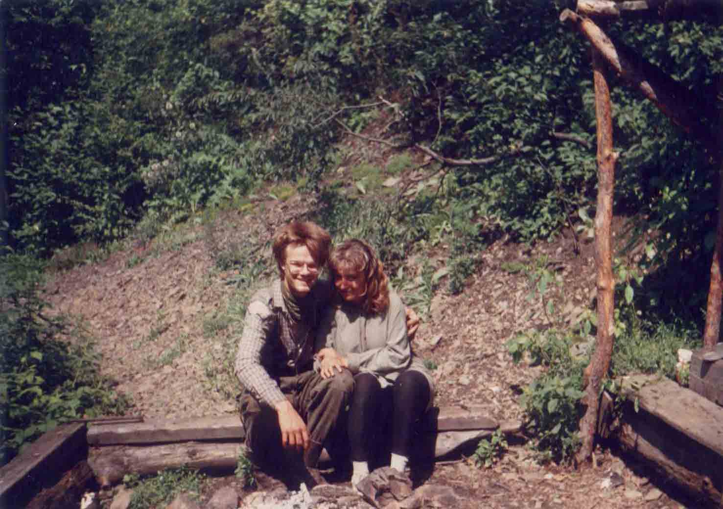 Unkas s Monikou na prostranstv ped srubem v r.1993