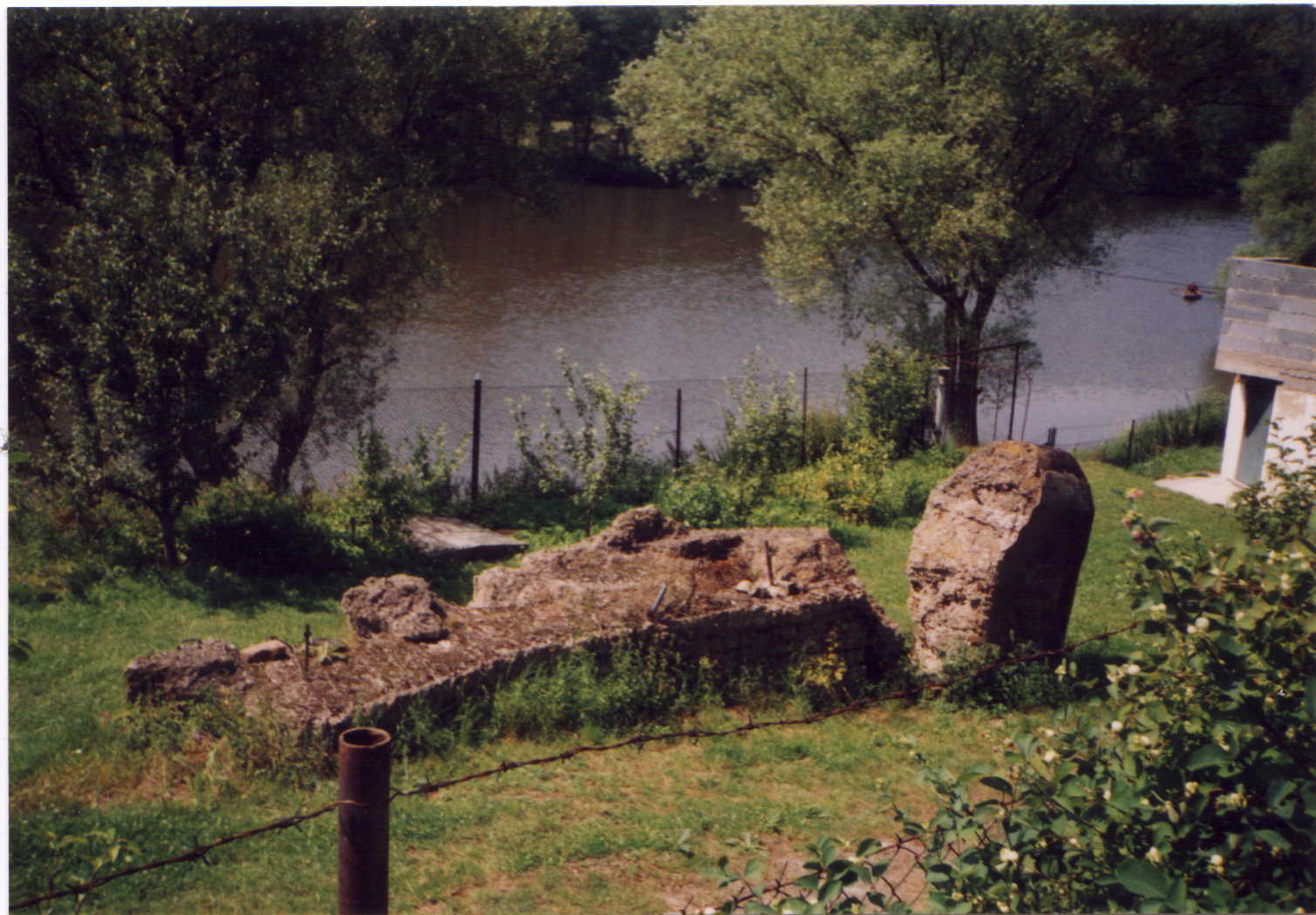 Zbytky bunkru na hornm okraji Hskova - dnes ji tm neexistujc