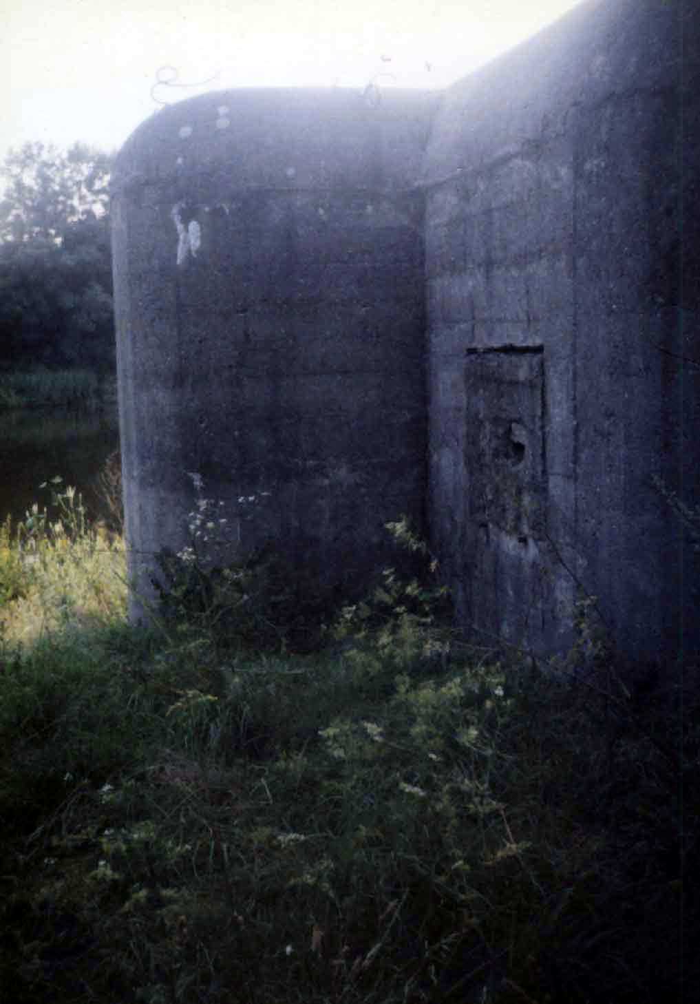 Lev strana bunkru u autobusovho ndra v Beroun