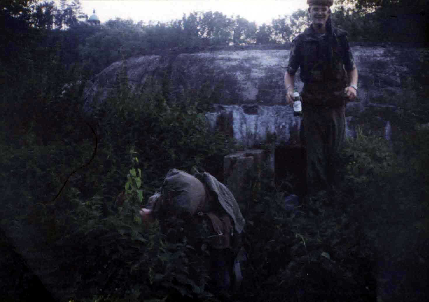 Unkas ped bunkrem s dobrm obsahem v ruce