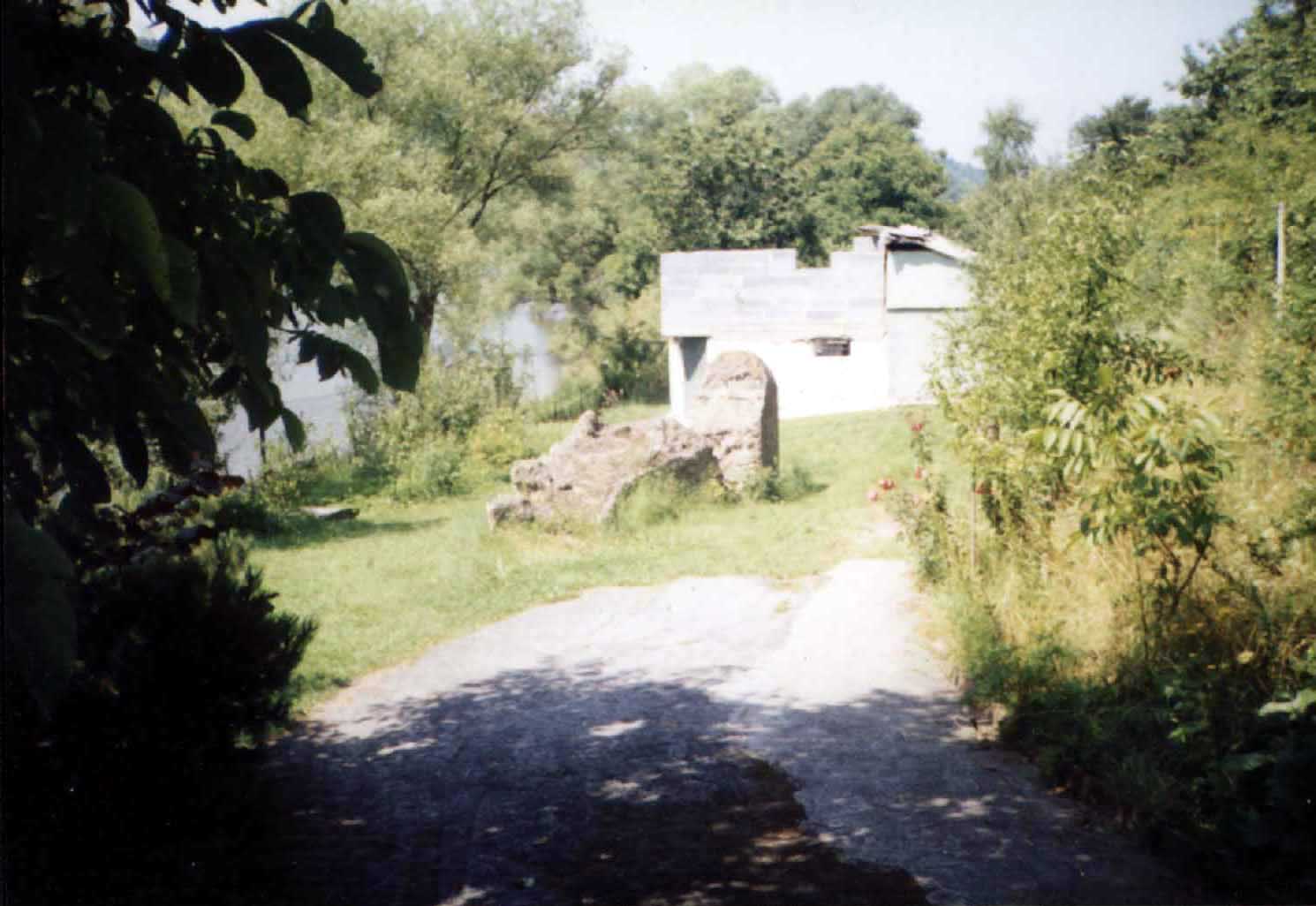 Zbytky bunkru na zahrad v Hskov