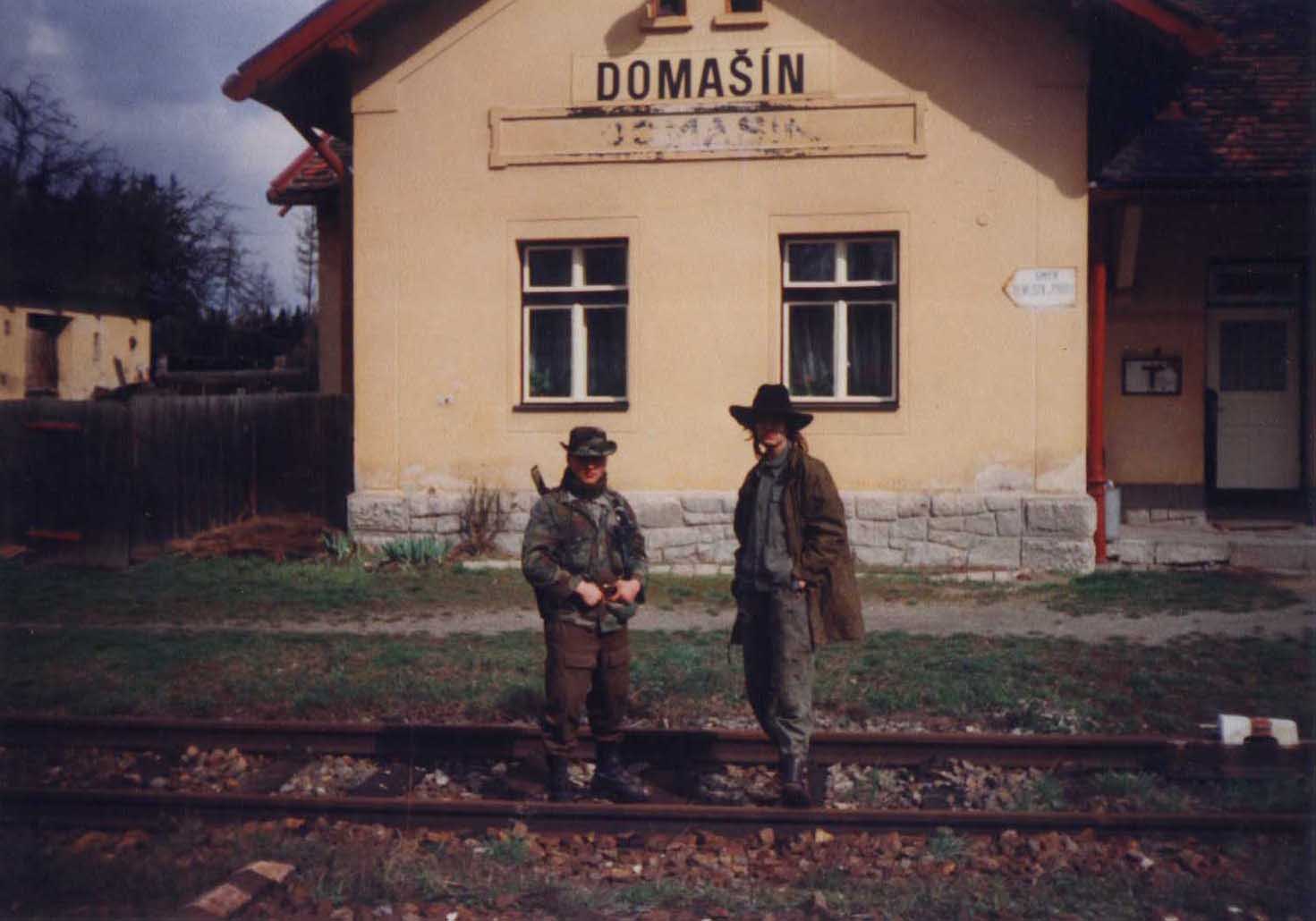 Spolu s Unkasem v Domašíně na nádraží v roce 1995