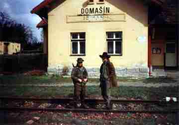 Džarda s Unkasem na nádraží v Domašíně
