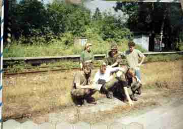 Příprava na pózu na nádraží ve Stříbrné skalici