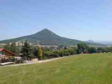 Pohled od pat kopce na Lovo