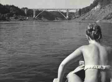 Podolsko v roce 1960, vpravo ped rozebranm lanovm mostem patrn 137/37/D2 .Archiv p.Skrbka